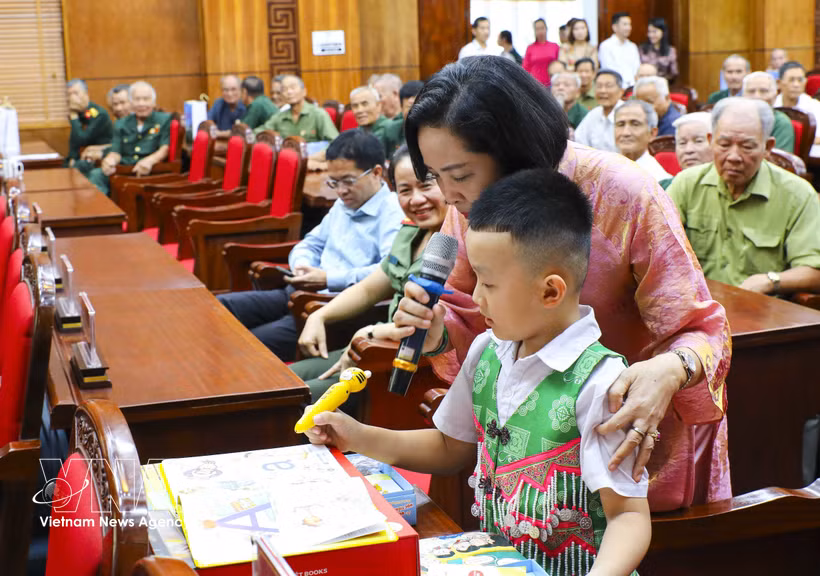 Gallery - NA Vice Chairwoman offers gifts to Dien Bien policy beneficiary families - image 1
