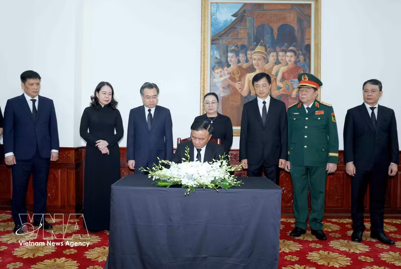 Politburo member and Standing member of the Communist Party of Vietnam (CPV) Central Committee’s Secretariat Tran Cam Tu signs the condolence book in commemoration of Politburo member of the Lao People's Revolutionary Party (LPRP) and President of the Lao NA Xaysomphone Phomvihane. (Photo: VNA)