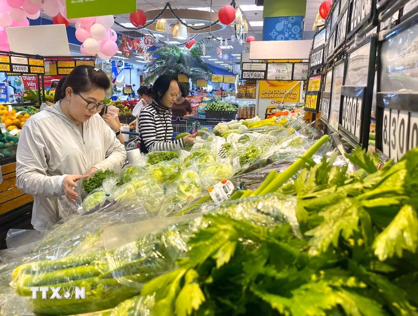 Shoppers at a supermarket in Ho Chi Minh City. (Photo: VNA)