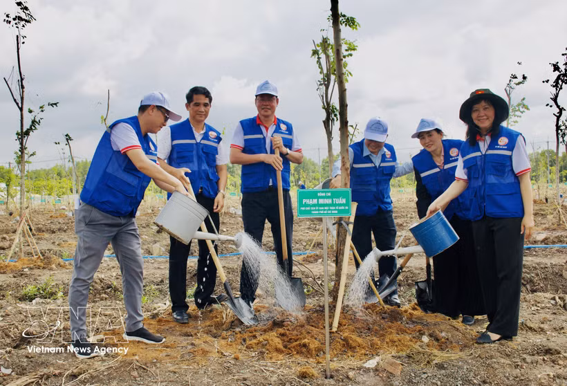 Ho Chi Minh City officials and residents plant a tree at Lang Le Cultural Park in Binh Loi commune on May 19, 2026. (Photo: VNA)