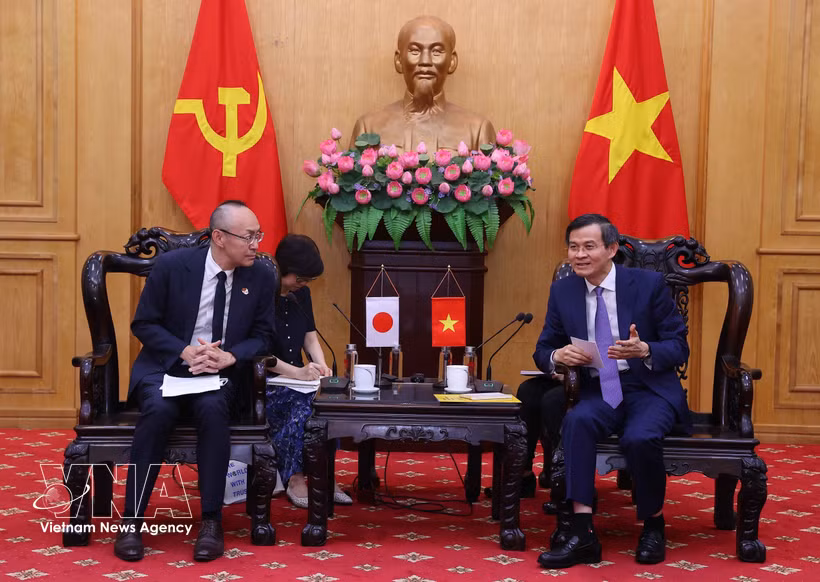 Politburo member and Director of the Ho Chi Minh National Academy of Politics (HCMA) Assoc. Prof. Dr. Doan Minh Huan (right) and Chief Representative of the Japan International Cooperation Agency (JICA) in Vietnam Kobayashi Yosuke at their meeting on May 7. (Photo: VNA)