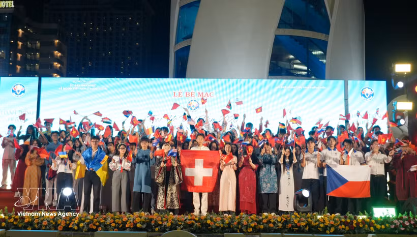 Over 100 young overseas Vietnamese from 32 countries and territories join the Vietnam Summer Camp 2026. (Photo: VNA)