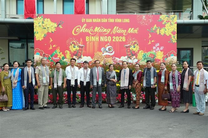 Authorities of Banteay Meanchey province of Cambodia extend Tet greetings to Vinh Long officials and locals on February 13. (Photo: VNA)