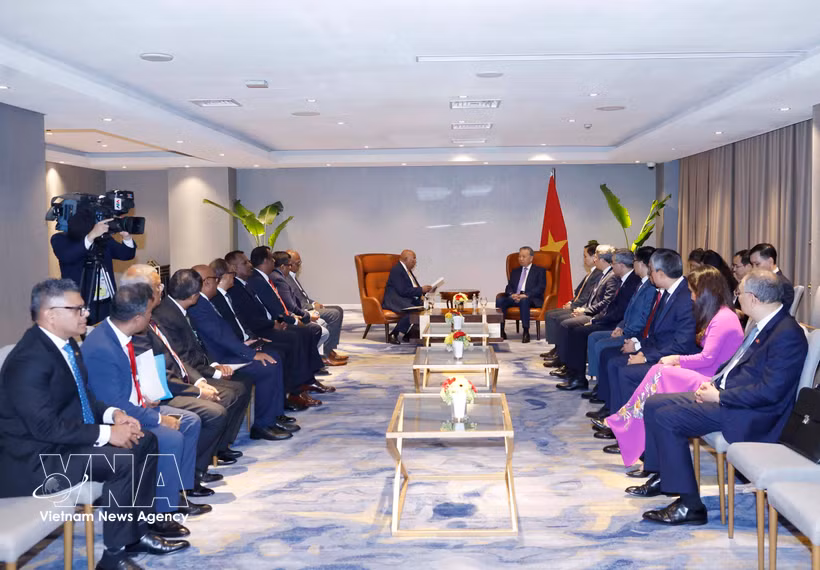 The meeting between General Secretary of the Communist Party of Vietnam Central Committee and State President To Lam and Chairman and Chief Executive Officer of Hayleys PLC Mohan Pandithage in Colombo on May 8 (Photo: VNA)