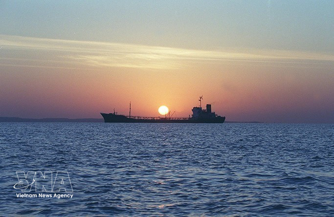 An oil tanker anchored off Qeshm Island in the Strait of Hormuz. (Photo: Middle East Eye/VNA)