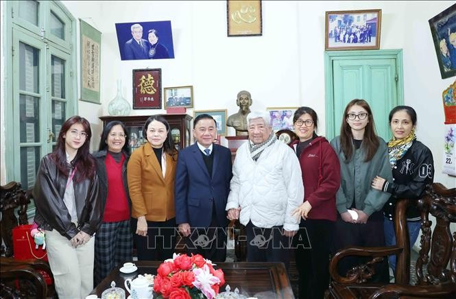 Politburo member and Permanent member of the Party Central Committee's Secretariat Tran Cam Tu (fourth, left) visits former Politburo member and former President of the Vietnam Fatherland Front (VFF) Central Committee Pham The Duyet. (Photo: VNA)