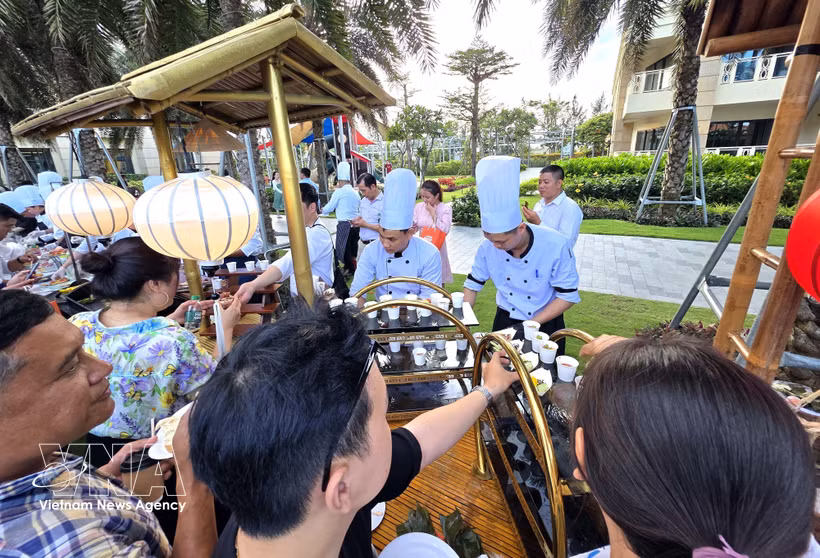 Visitors at a food stall in Da Nang (Photo: VNA)