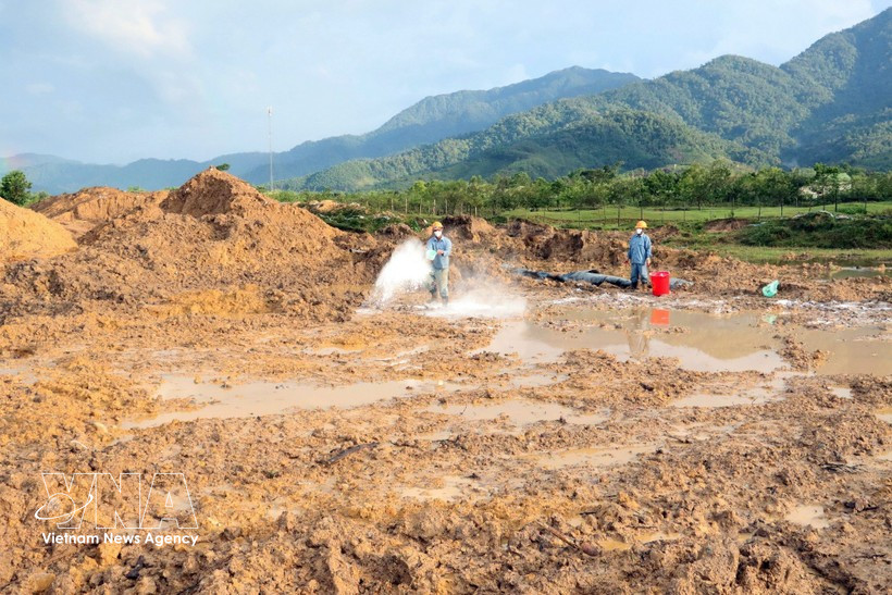 Treating dioxin-contaminated land at A So airport (Photo: VNA)