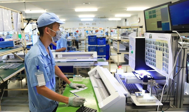 Electronic device manufacturing at the Rhythm Precision Vietnam Co., Ltd., in Hanoi's Noi Bai Industrial Park. (Photo: hanoimoi.vn)