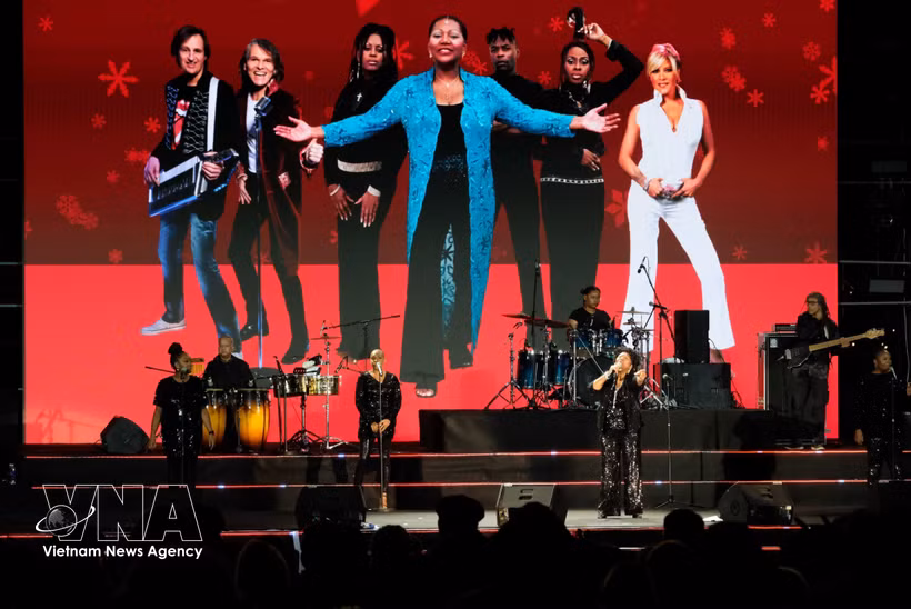 Boney M's timeless hit "Daddy Cool" is bought to life by legendary singer Liz Mitchell during the Dalat Spring Concert 2024. (Photo: VNA) 