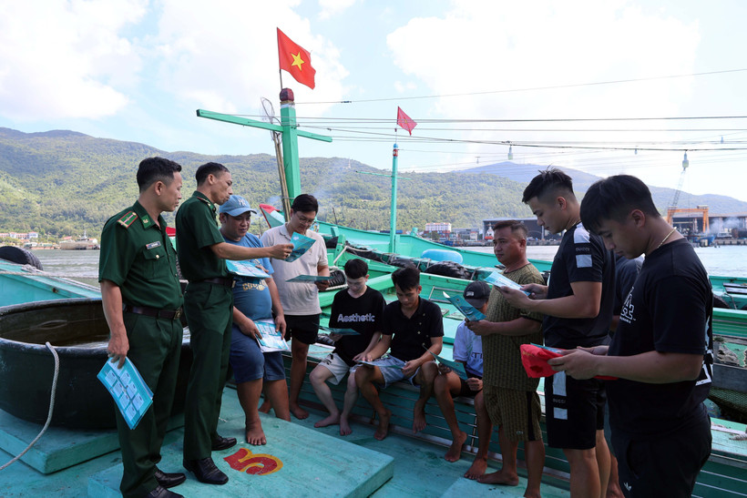 Officers and soldiers of Son Tra Border Guard Station, Da Nang City Border Guard Command tell local fishermen about IUU fishing. (Photo: VNA)