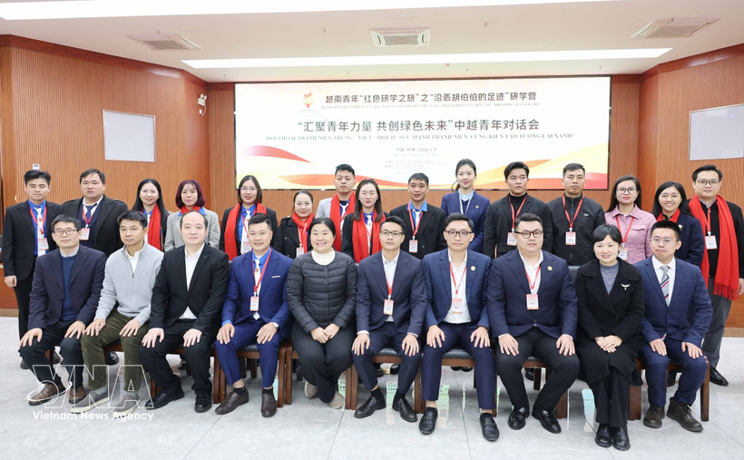 Delegates pose for a group photo at the Vietnam-China youth dialogue forum held on February 9 in Guilin city, China’s Guangxi Zhuang Autonomous Region. (Photo: VNA)