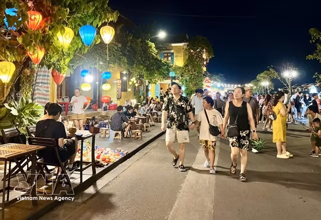 Tourists stroll through lantern-lit streets in Hoi An Ancient Town in central Vietnam, a UNESCO World Heritage site recognised in Tripadvisor’s latest regional rankings. (Photo: VNA)