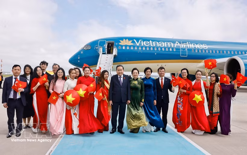 NA Chairman Tran Thanh Man and his spouse are welcomed at the airport by representatives of the Vietnamese community in Türkiye. (Photo: VNA)