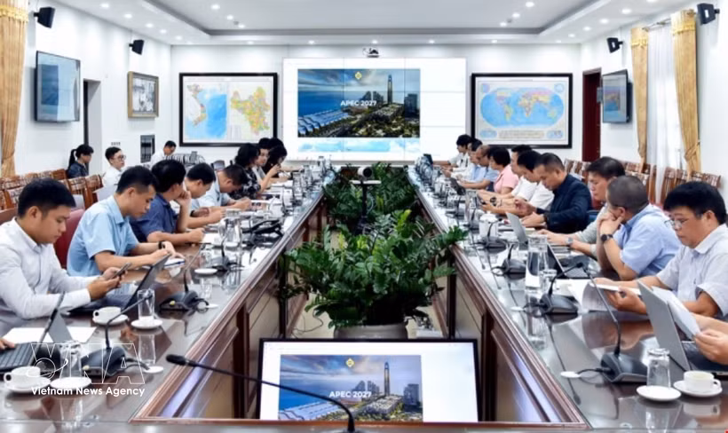 Officials attend at the meeting in Hanoi on July 10 to review how agencies are teaming up to get the International Press Centre for the APEC Economic Leaders’ Week 2027 built. (Photo: VNA)