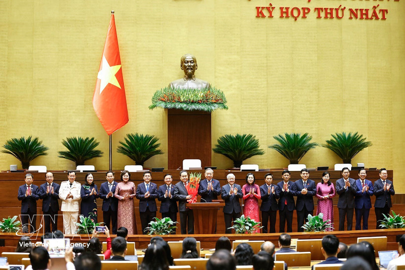 Party General Secretary To Lam, on behalf of deputies of the 16th National Assembly, presents flowers in congratulation to NA Chairman Tran Thanh Man, NA vice chairpersons, and NA Standing Committee members. (Photo: VNA)