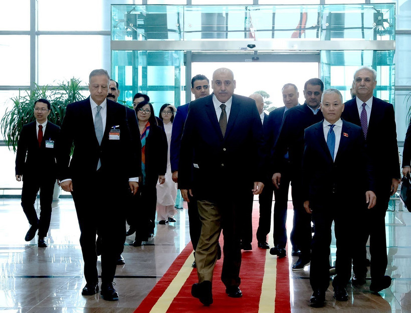 Speaker of the Jordanian House of Representatives Mazen Turki El Qadi (centre) arrives at Noi Bai International Airport in Hanoi on February 2 afternoon. (Photo: VNA)