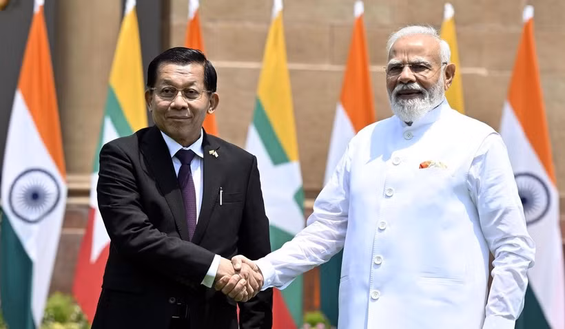 Indian Prime Minister Narendra Modi (R) holds talks with Myanmar President U Min Aung Hlaing. (Photo: newsonair.gov.in)