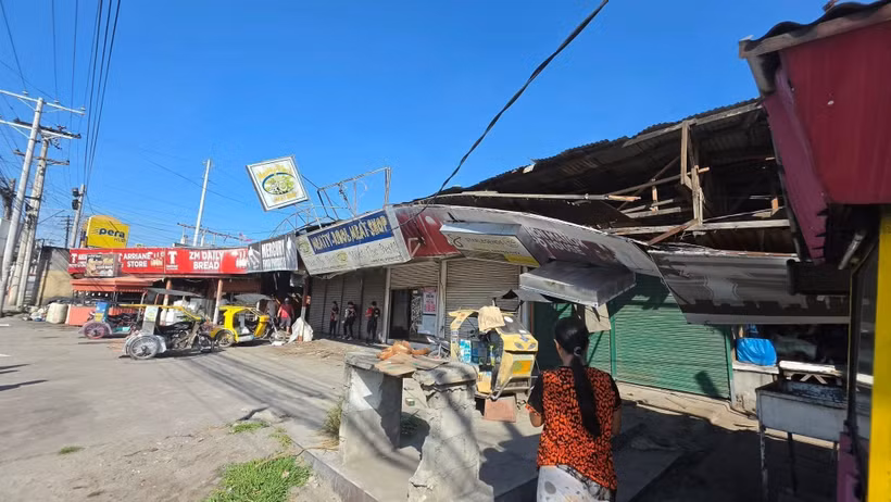 Houses are damaged after the earthquake in General Santos city, Philippines on June 8. (Photo: Xinhua/VNA)