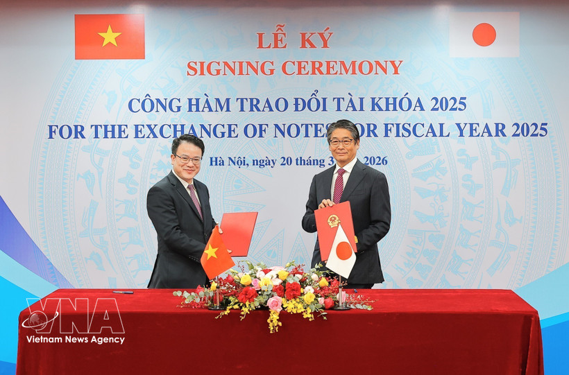 Deputy Minister of Finance Tran Quoc Phuong (left) and Japanese Ambassador to Vietnam Ito Naoki sign the exchange of notes on behalf of the governments of the two countries. (Photo: VNA)