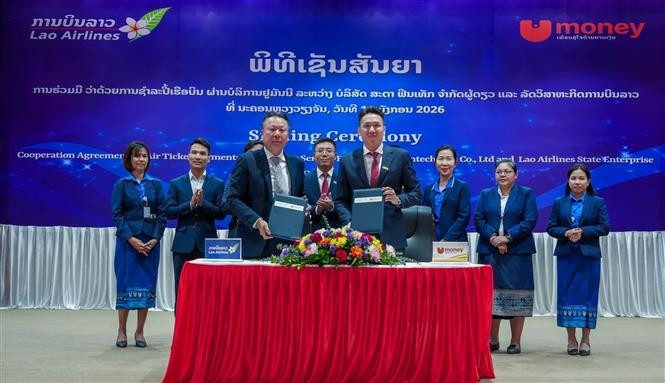 The signing ceremony of a cooperation agreement between Star Fintech and Lao Airlines in Vientiane on January 14 (Photo: VNA)