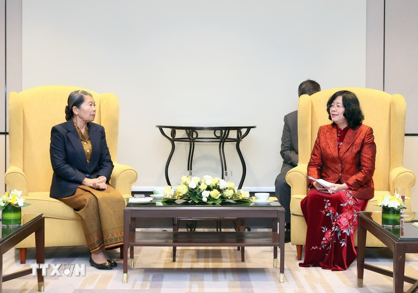 President of the Vietnam Fatherland Front Central Committee Bui Thi Minh Hoai (R) and Vice President of the Cambodian People's Party and President of the National Council of the Solidarity Front for the Development of Cambodia Motherland Samdech Men Sam An at the meeting in Hanoi on January 26 (Photo: VNA)