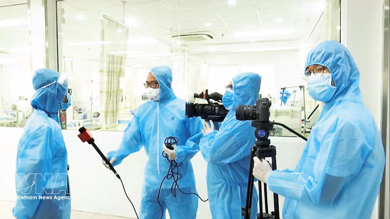 Journalists reporting on the ground in Da Nang during the height of the COVID-19 outbreak. (Photo: VNA)