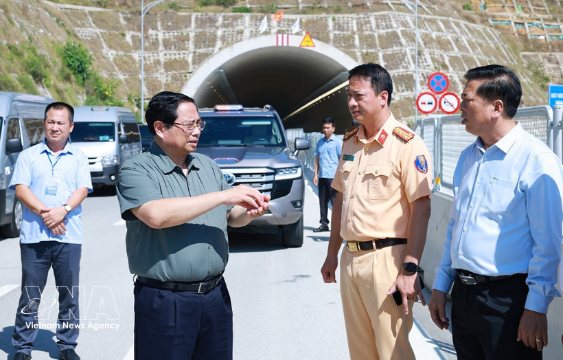 PM Pham Minh Chinh checks Quang Ngai – Hoai Nhon expressway (Photo: VNA)