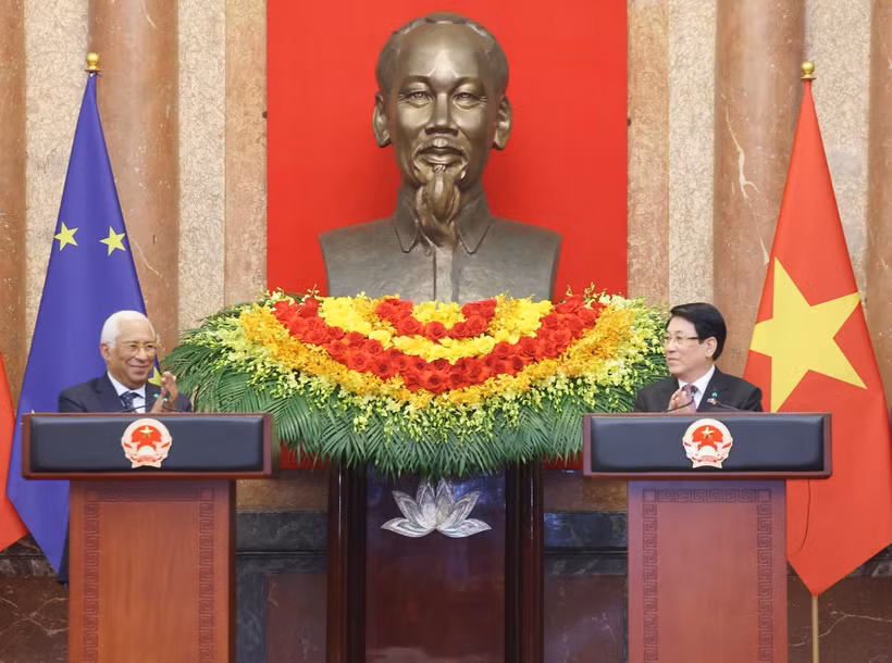 Vietnamese State President Luong Cuong (right) and President of the European Council António Costa chair a joint press conference to brief on the outcomes of their talks. (Photo: VNA)