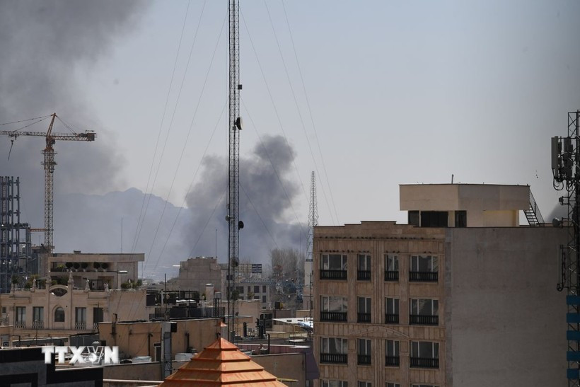 Smoke rises following US and Israeli airstrikes on Tehran, Iran, on March 1. (Photo: XINHUA/VNA)