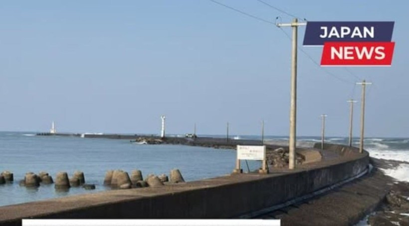 At the breakwater leading to the Mikuni lighthouse (Photo: Japan News)