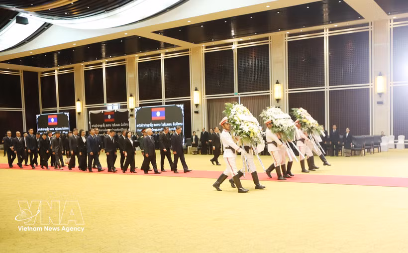 Ambassador Nguyen Minh Tam leads the delegation from the Vietnamese Embassy, and other Vietnamese representative agencies, as well as the Vietnamese community in Laos, to pay their respects to President of the Lao National Assembly Xaysomphone Phomvihane (Photo: VNA)