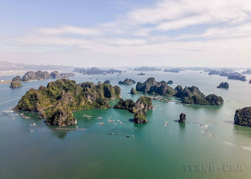 Ha Long Bay, located in northeast Vietnam, is beloved for its blue waters and spread of limestone islands - all occupied by tropical trees and wildlife. (Photo: VNA)