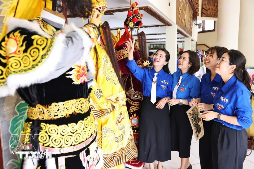 Youth delegates take part in hands-on cultural experiences such as calligraphy writing, Dong Ho folk painting, mask painting, traditional games, and exchanges with young performers of “tuong”, “cheo” and “cai luong” theatre (Photo: VNA)
