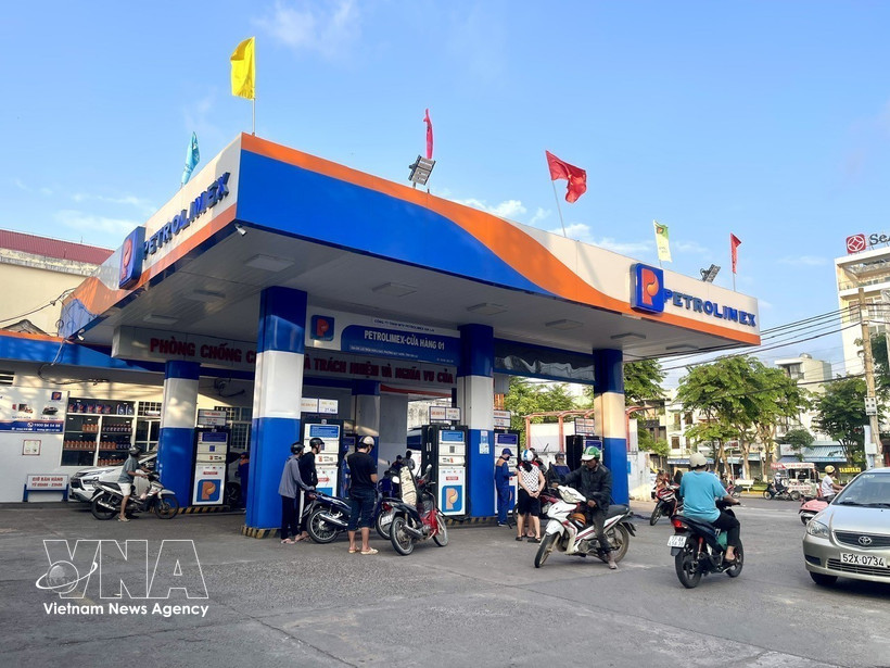People buy fuel at a petrol station. (Photo: VNA)