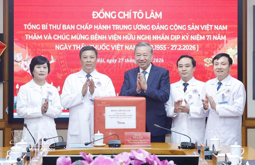 Party General Secretary To Lam presents gift to officials and medical staff of the Huu Nghi (Friendship) Hospital in Hanoi on February 27. (Photo: VNA)