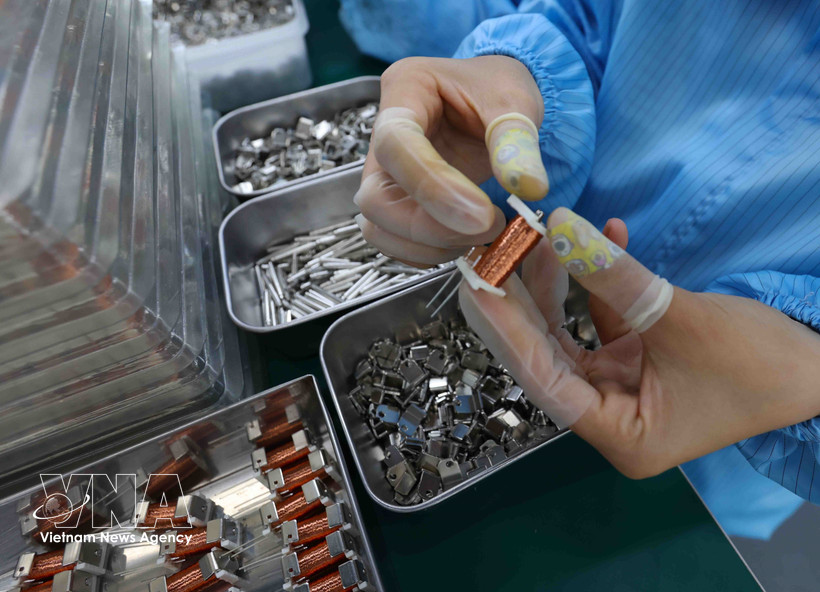 Electronic components are manufactured at the SANYOU VIETNAM Electronic Equipment Co., Ltd. in Tu Ha Industrial Park, Hue city. (Photo: VNA)