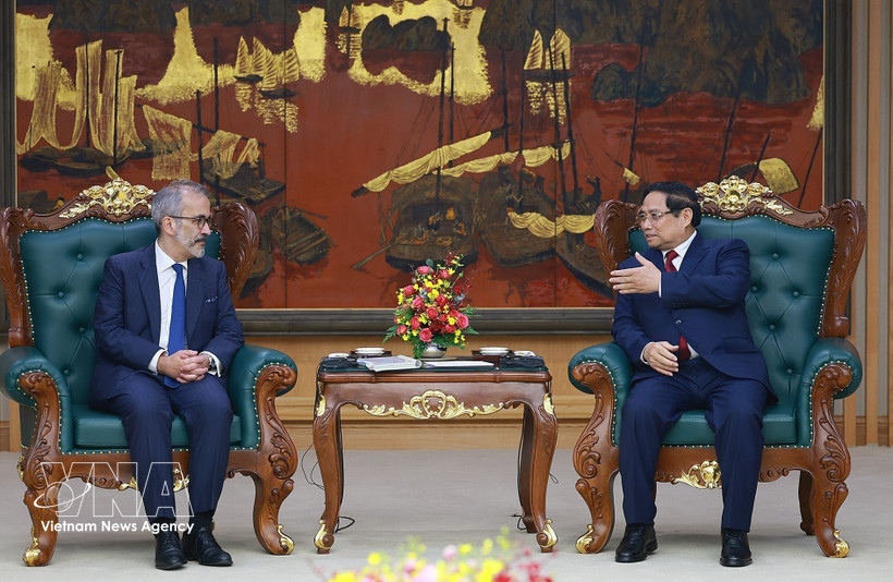 Prime Minister Pham Minh Chinh (R) receives Portuguese Minister of State and Foreign Affairs Paulo Rangel in Hanoi on February 27. (Photo: VNA)