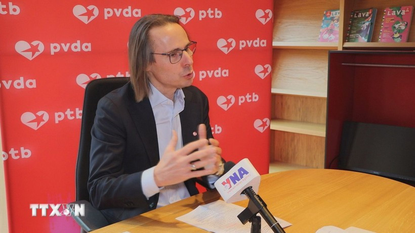 Benjamin Pestieau, Deputy General Secretary of the Workers’ Party of Belgium (PTB), speaks to Vietnam News Agency correspondents in Brussels. (Photo: VNA)