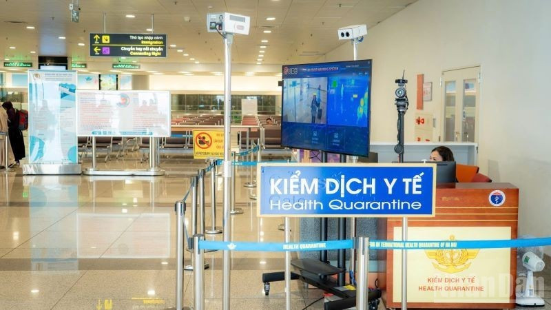 Noi Bai International Airport has rolled out measures to tighten health controls and strictly monitor inbound passengers in an effort to prevent complicated developments of the Nipah virus outbreak. (Photo: nhandan.vn)