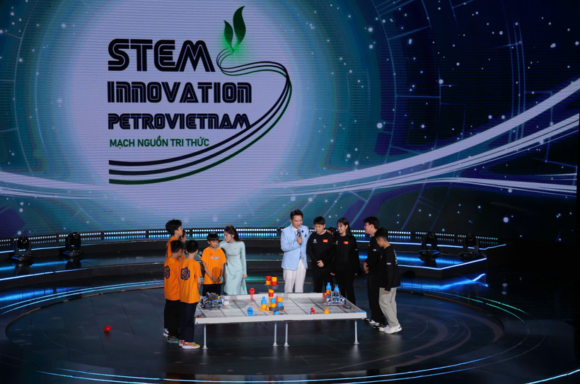 The robotics team from Cau Giay Secondary School, Hanoi, performs at the event (Photo: VNA)