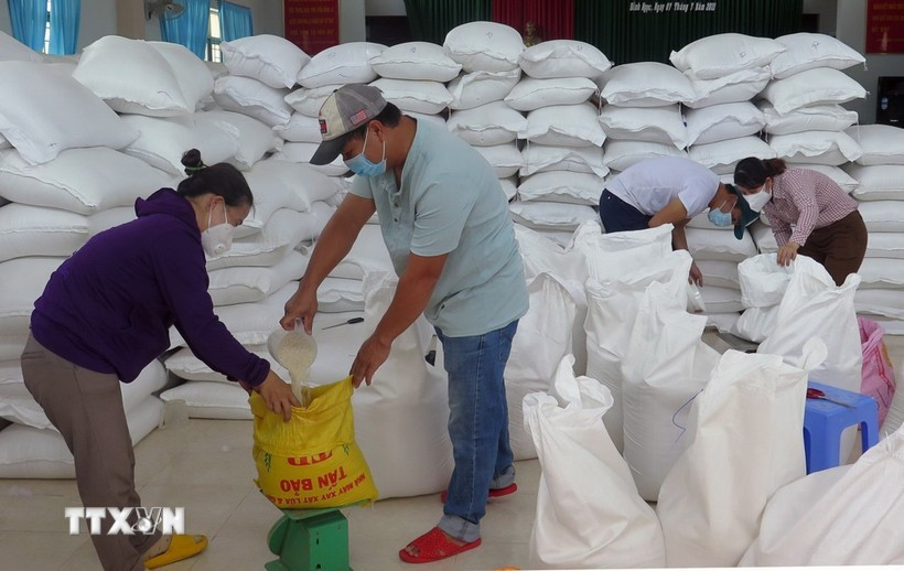Distributing rice to people in need in Dak Lak province. (Photo: VNA)