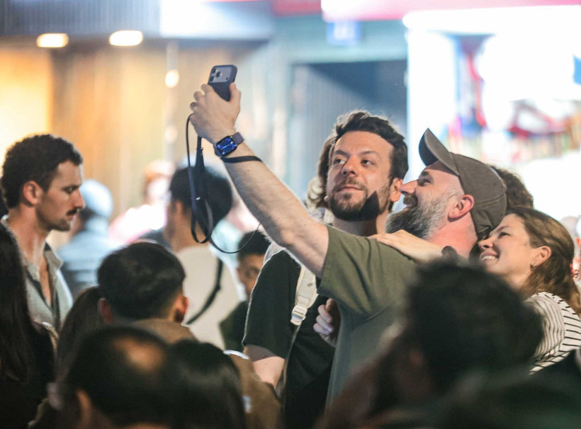 Foreign tourists pose for first photos in 2026. (Photo: VNA)