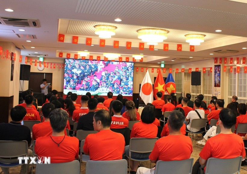 A large number of overseas Vietnamese in Japan attentively watch the live broadcast of the 80th National Day celebration. (Photo: VNA)