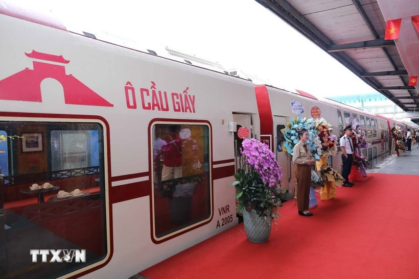 Named after five historic gates of the Red River Delta region – Cau Den, Quan Chuong, Cau Giay, Cho Dua and Dong Mac, the train’s luxuriously appointed carriages are designed in a nostalgic Indochine style. (Photo: VNA)