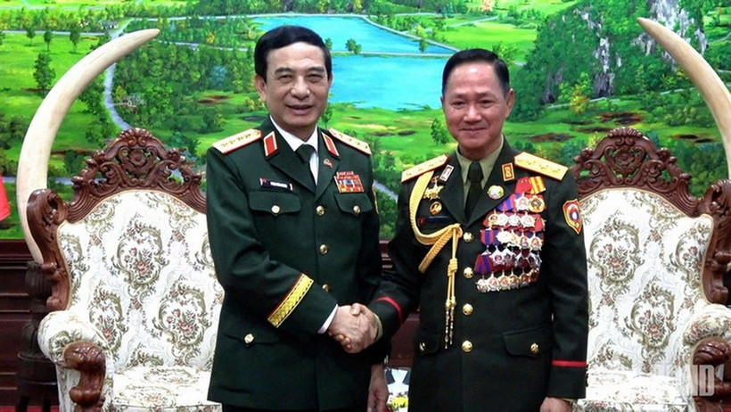 Vietnamese Minister of National Defence General Phan Van Giang (left) and Lao Minister of National Defence Senior Lieutenant General Khamlieng Outhakaysone (Photo: VNA)