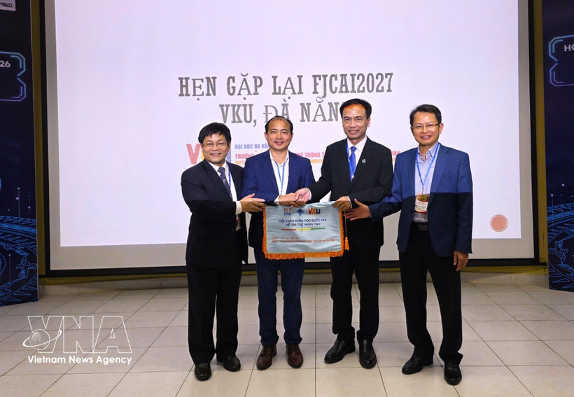 The organising committee hands over the hosting flag for next year's conference to the Vietnam-Korea University of Information and Communication Technology under the Da Nang University. (Photo: VNA)
