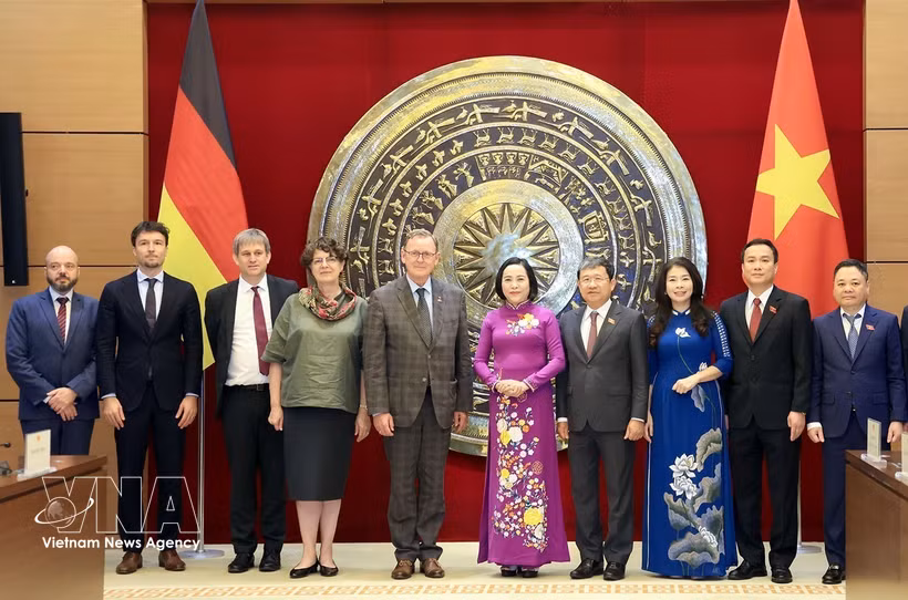 Vice Chairwoman of the National Assembly Nguyen Thi Thanh (5th from right) and Vice President of the German Bundestag Bodo Ramelow (5th from left) hold talks in Hanoi on June 16, 2026. (Photo: VNA)