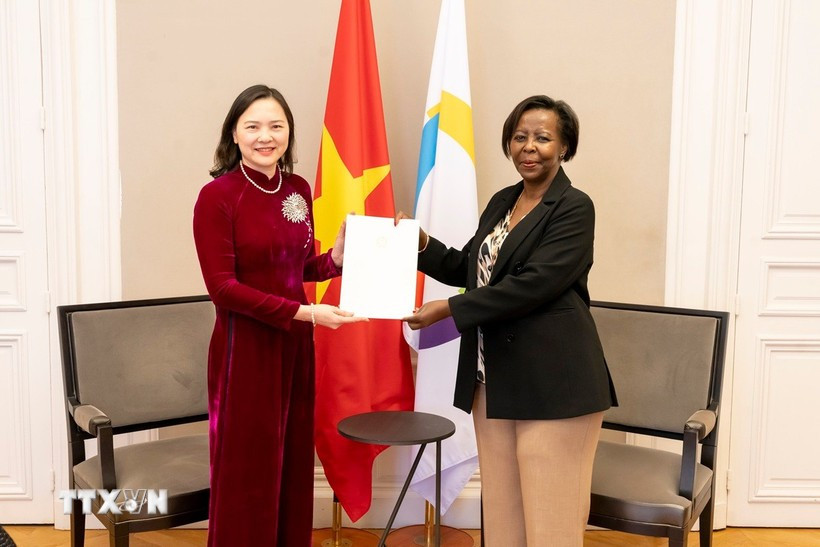 Ambassador Nguyen Thi Van Anh, Head of Vietnam's Permanent Delegation to to UNESCO (left), presents her credentials to the Secretary-General of International Organisation of La Francophonie Louise Mushikiwabo (Photo: VNA)