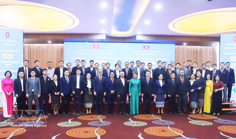 Delegates of Laos and Vietnam at the ceremony launching two specialised training courses for Lao journalists in Vientiane on June 22. (Photo: VNA)